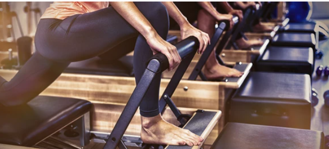 기구를 이용한 필라테스 모습