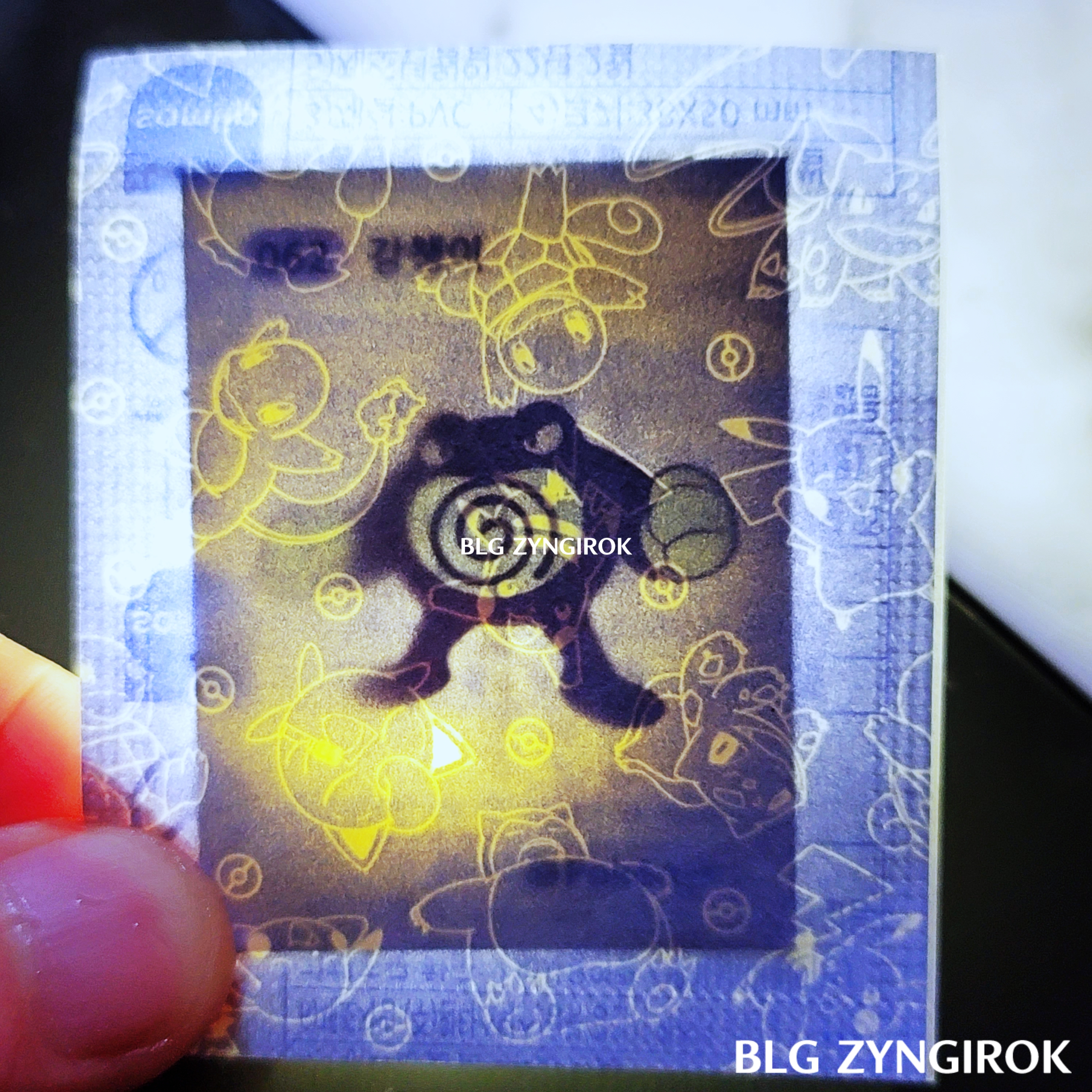 띠부띠부씰-강챙이를-들고있다.