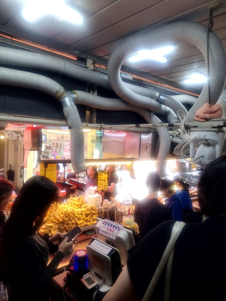 상국이네 떡볶이 포장하려는 사람들 