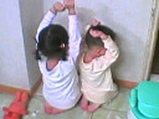 엄마에게-혼나고-벽을보고-두손을-들고있는-아이들