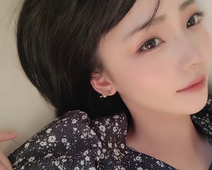 누워서 사진찍는 미노시마 메구리(Meguri Minoshima)