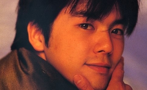 얼굴 브이를 하고있는 일본 가수 오자키 유타카