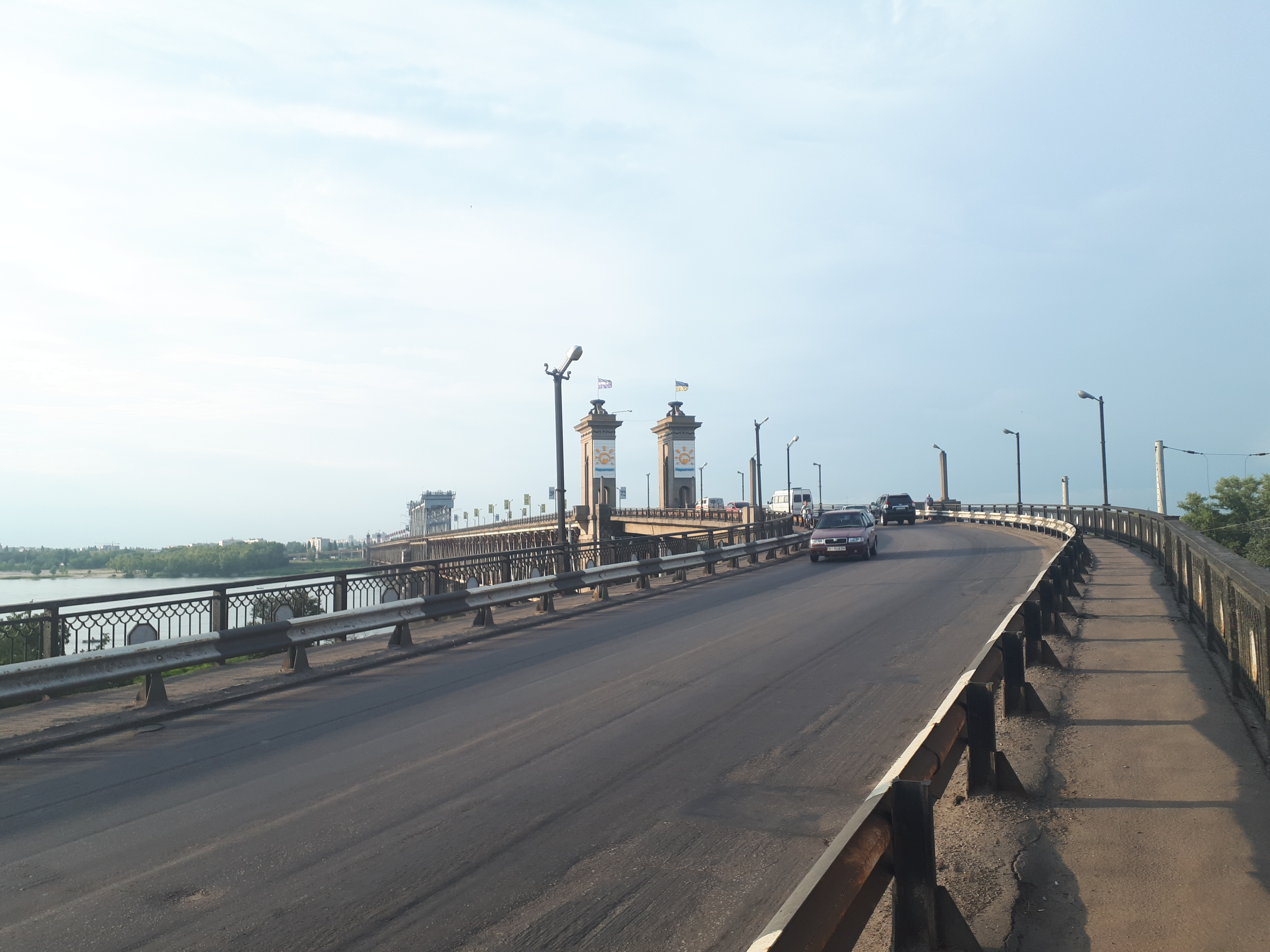 우크라이나 크레멘추크로 들어가는 다리