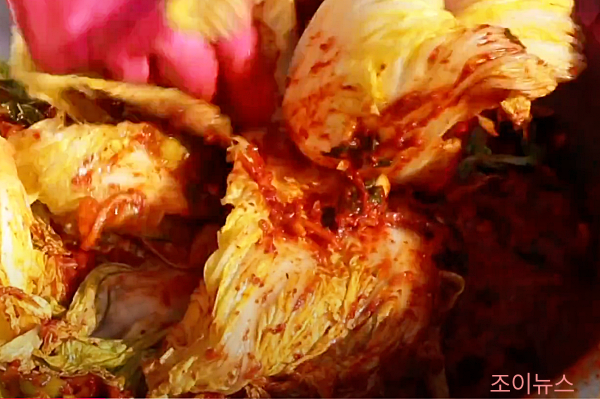 김장, 김치 속을 버무리는 모습