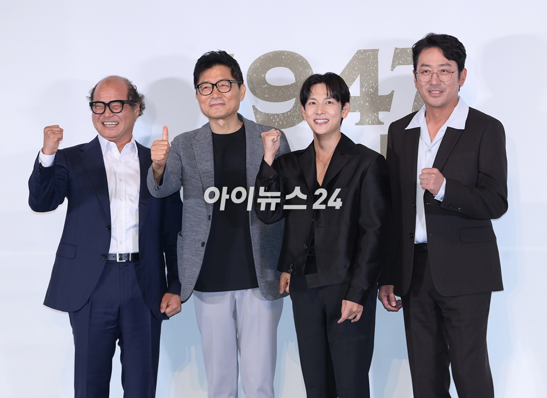 (왼쪽부터)김상호-강제규 감독-임시완-하정우가 11일 오후 서울 광진구 자양동 롯데시네마 건대입구에서 열린 영화 &#39;1947 보스톤&#39;(감독 강제규) 언론시사회에 참석하고 있다. [사진=정소희 기자]