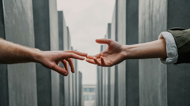 두 손을 뻗어 잡으려는 사진