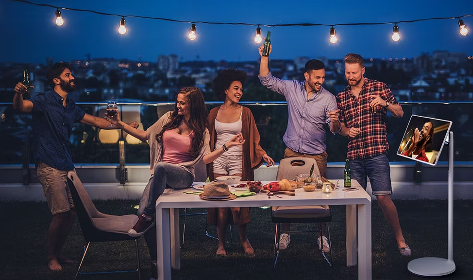 LG 스탠바이미 27ART10CKPL 야외사용 (출처 : LG전자)