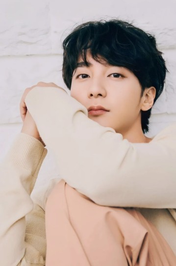 로이킴-잘-지내자-우리-로이킴이-한쪽-무릎을-세워-앉은-포즈로-카메라를-바라보고-있는-사진