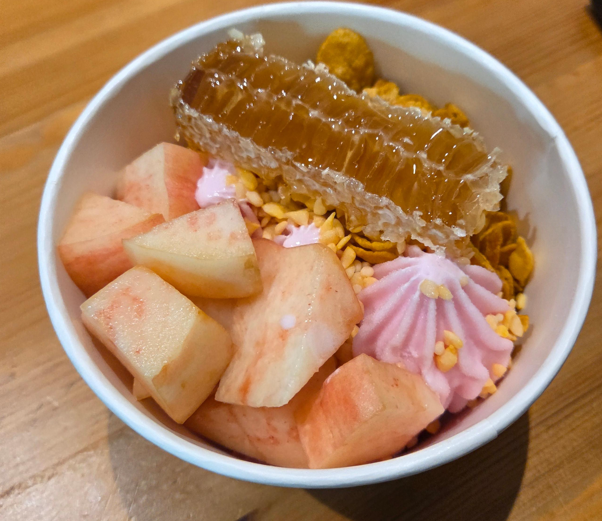 납작복숭아 허니피치월드 아이스크림 클로즈업, 꿀벌집과 복숭아 조각, 시리얼 토핑