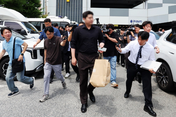 광주지검 수사관이 압수수색을 마친 뒤 이동하고 있는 사진