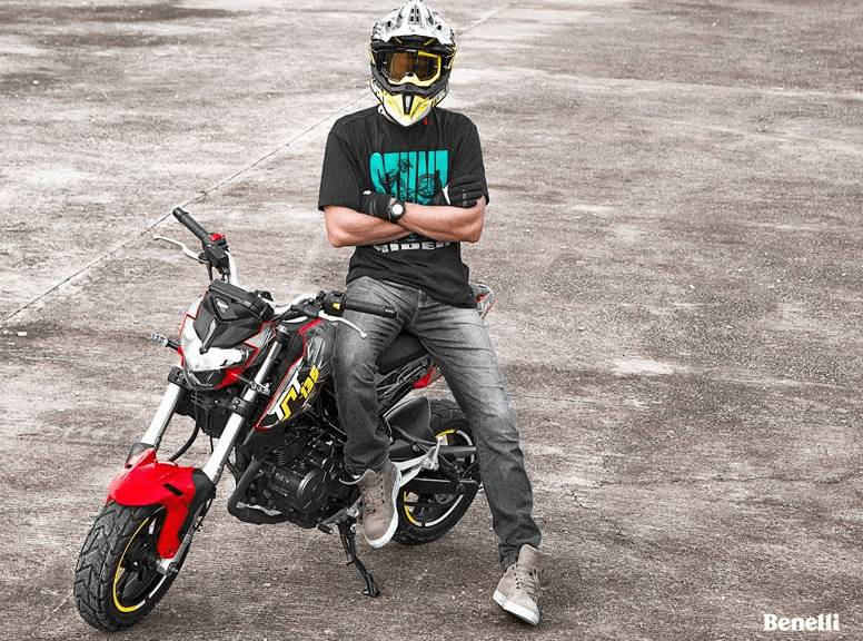 오토바이에 앉아 있는 남자