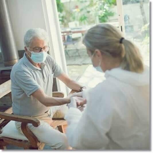 폐동맥고혈압 원인 및 초기 증상, 폐동맥고혈압 치료 받는 노인 사진