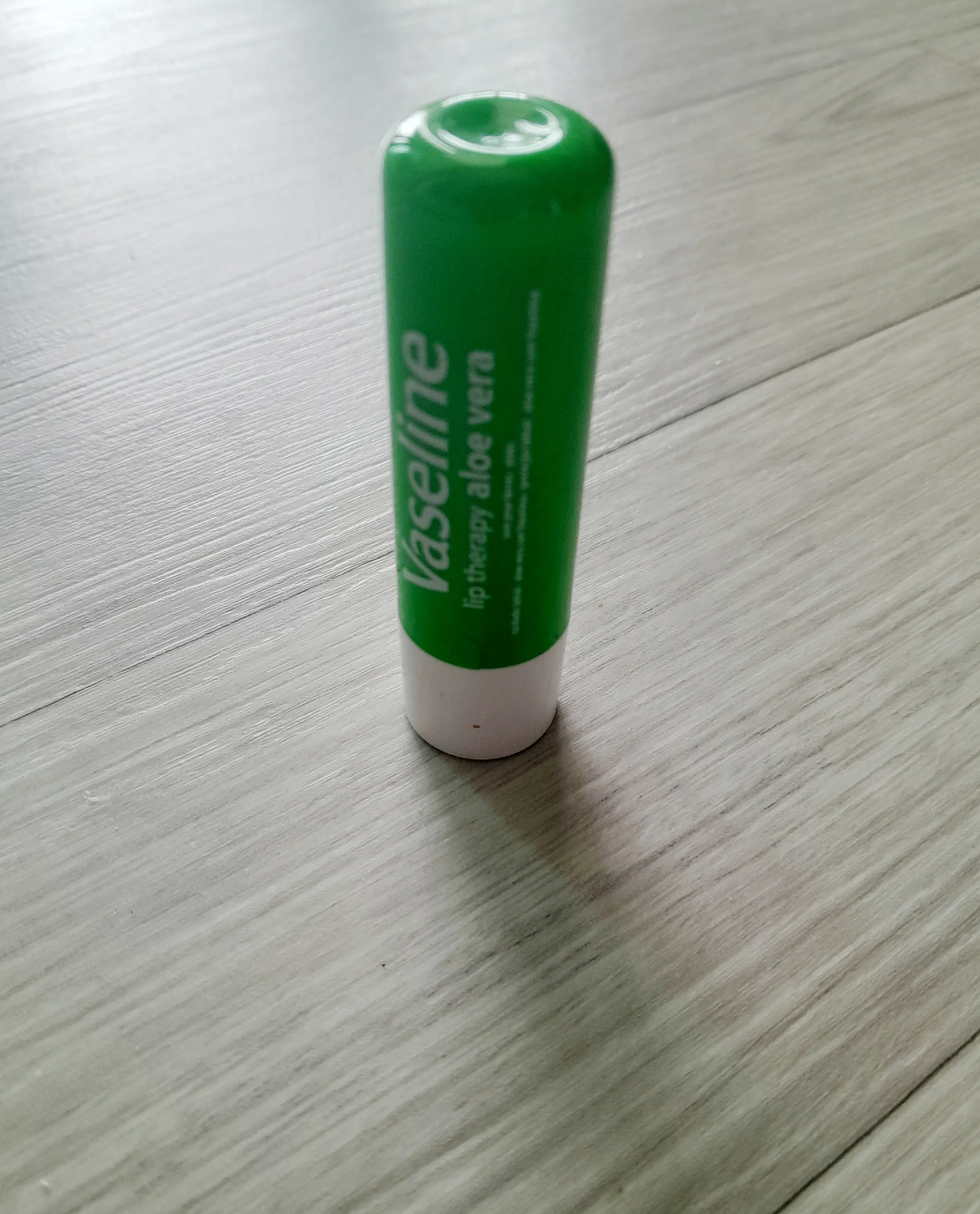 그녀에게 선물 받은 바세린 립밤