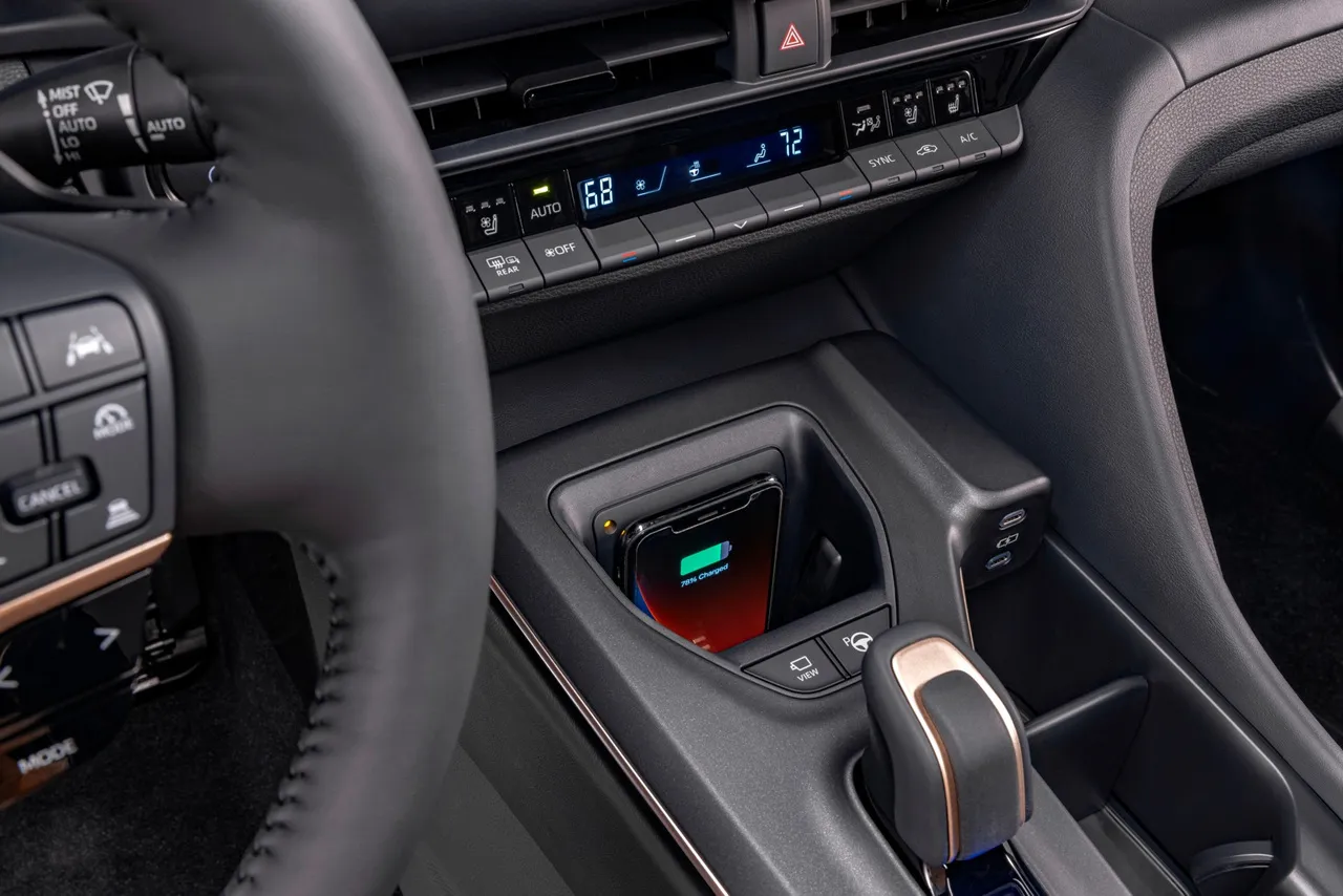 토요타 크라운 크로스오버 하이브리드 차량 이미지