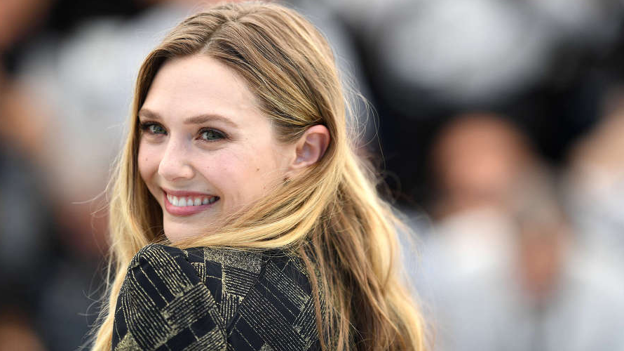 장난꾸러기처럼 환한 미소의 엘리자베스 올슨 사진