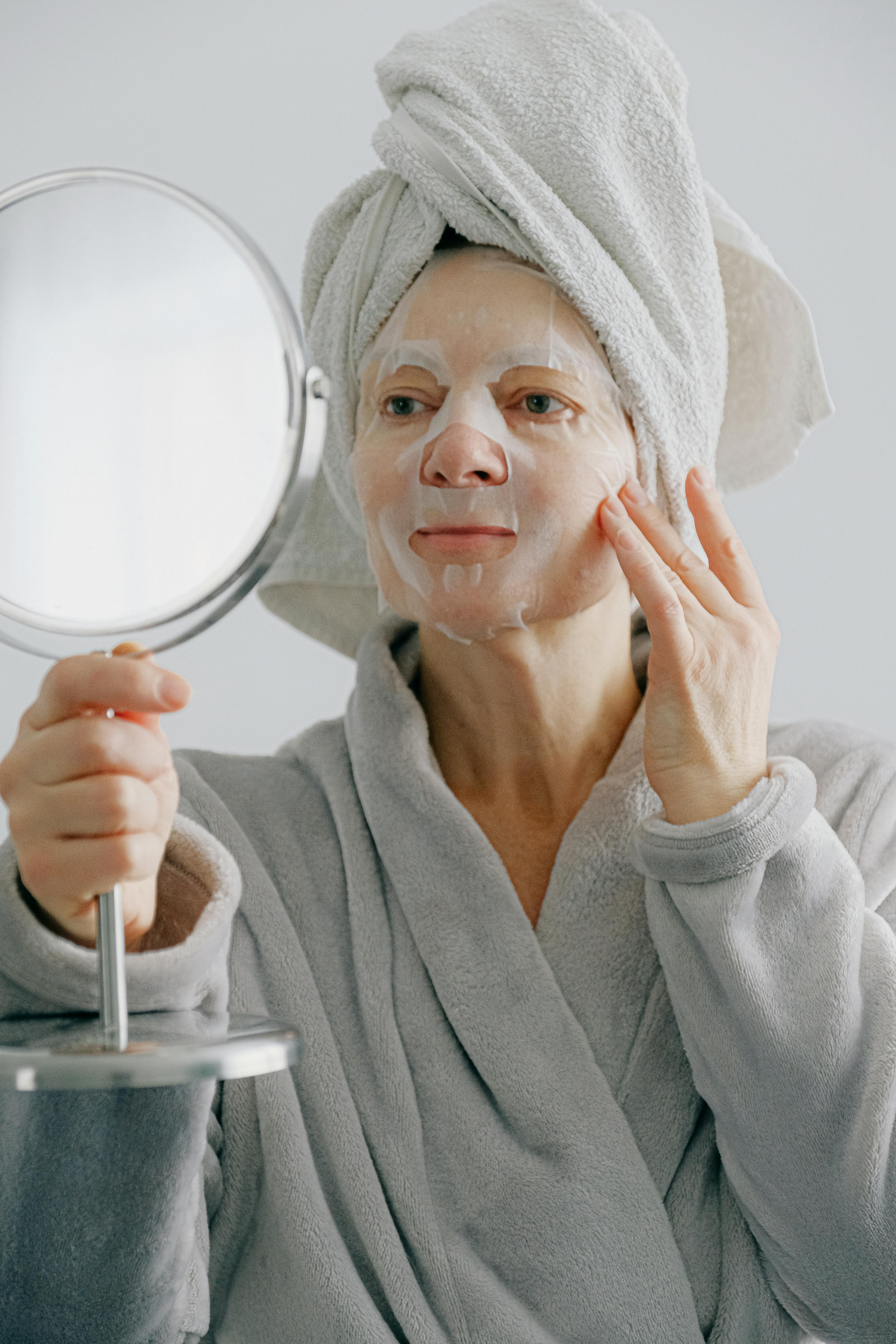 갱년기 여성의 겨울철 피부관리 &ndash; 시트마스크로 보습 루틴을 실천하는 모습