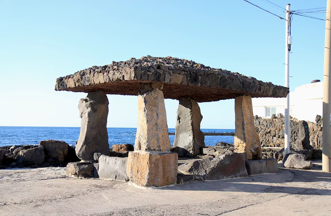 제주 올레길 14코스 후반부 한림항 부근에 위치한 자연 용천수인 '바른물'의 돌담과 깨끗한 물이 흐르는 전경 사진.