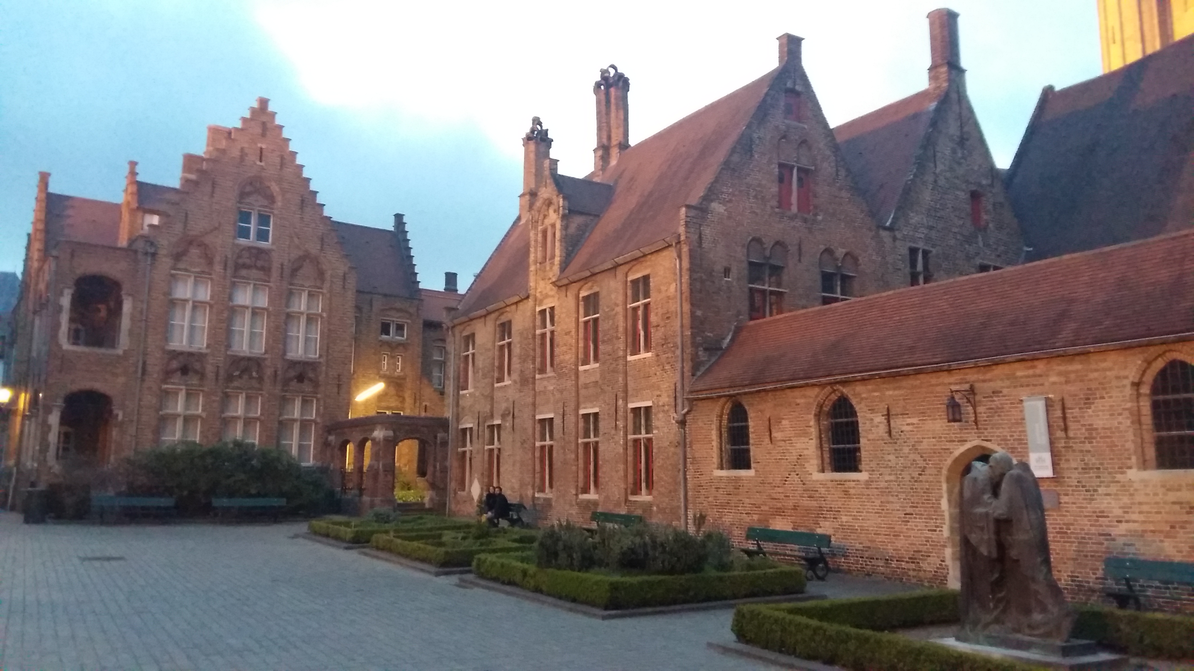 벨기에 브뤼허 성모 마리아 교회 앞 건물