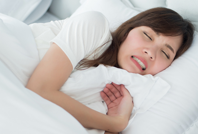 자면서 이를 가는 여성