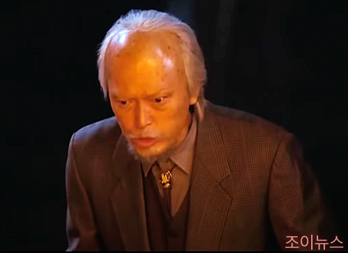 영화 속 이장의 분노하는 모습1