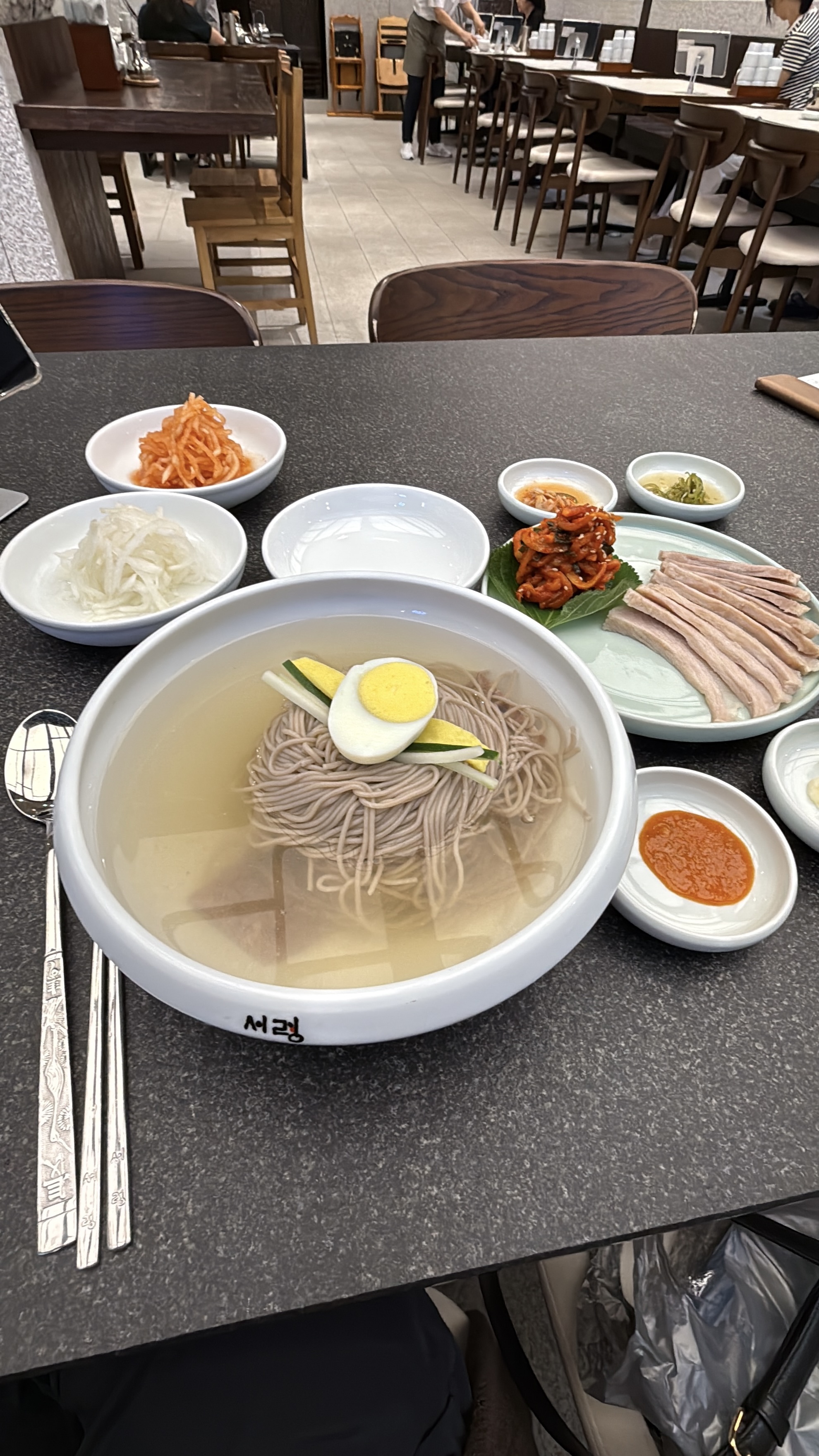 테이블웨어, 음식, 의자, 플래터, 접시, 식기, 요리, 사발, 가구, 주방 도구, 포크, 서브웨어, 브런치, 받침 접시, 저녁 식사, 점심, 은식기, 디너웨어 세트, 레스토랑, 테이블, 실내, 식사, 식탁