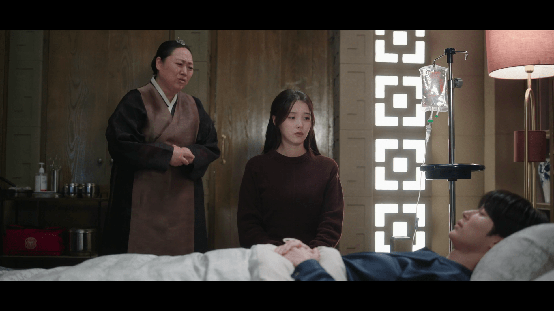 21세기 대군부인 11회 줄거리 화재 사고 이후로 의식을 잃고 누워있는 이안대군과 옆에서 자리를 지키는 성희주