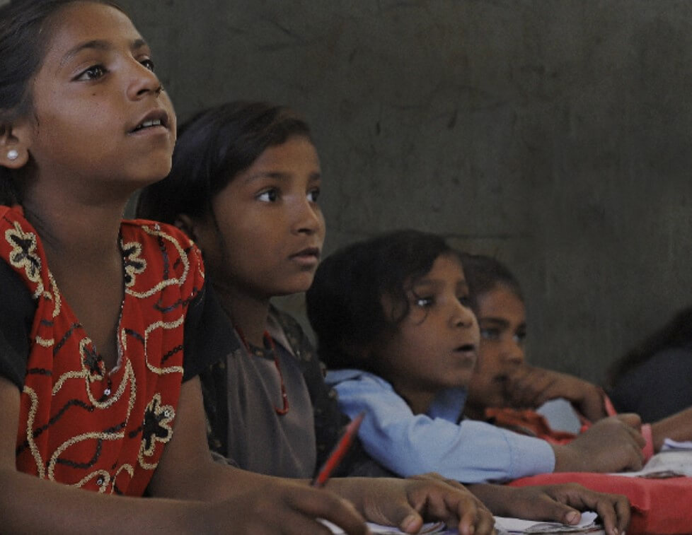 학교에서 공부하는 아이들