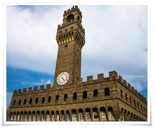 방어용 성곽처럼 견고하게 보이는 건축물의 마지막층 위로 솟아오른 탑이 있고 탑의 하단에는 큰 시계가 있음. 타워의 외벽은 굵은 석재로 이루져 있고 적의 공격을 방어하기 위한 작은 창문들이 배치되어있다