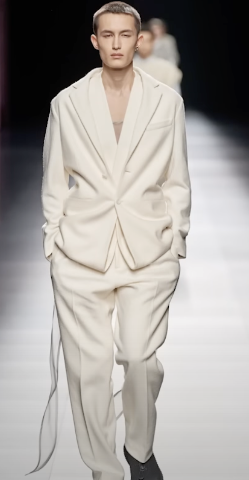 화이트컬러의 테일러링 수트를 착용한 모델의 모습이다.