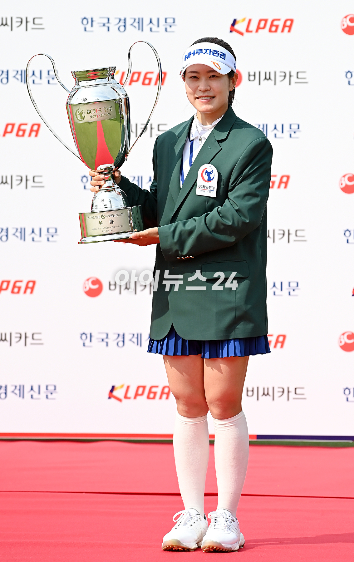 박민지(25&middot;NH투자증권)가 한국여자프로골프(KLPGA) BC카드&middot;한경 레이디스컵(총상금 8억원)에서 짜릿한 역전 우승으로 타이틀 방어에 성공했다. 대회 최종 3라운드에서 버디 6개와 보기 한 개를 묶어 5언더파 67타를 기록했다.박민지가 경기를 마무리하고 있다. [사진=곽영래 기자]