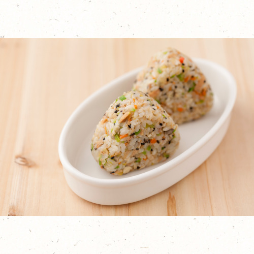 연어가 듬뿍 들어간 한입 주먹밥