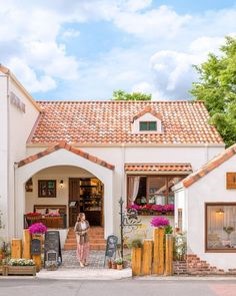 붉은-기와에-하얀색의-벽면이-아름다운-양옥집-현관에-나와-누군가를-기다리는-엄마