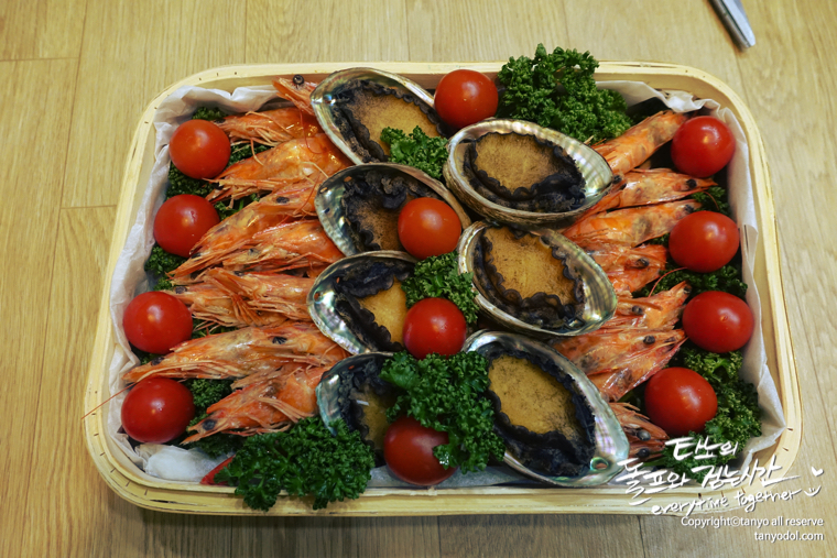 타뇨의셀프웨딩 타뇨 돌프 타뇨의돌프와걷는시간 부케 부토니에 목화부케 겨울부케 겨울결혼식 결혼식 한복드레스 한복 웨딩드레스 한복웨딩드레스 웨딩족두리 셀프웨딩 결혼준비 셀프웨딩메이크업 셀프웨딩헤어 웨딩브로치 면사포 쪽머리 다음블로거 구글애드센스 구글블로거 티스토리 파워블로그 이바지음식 답바지음식 전굽기 예쁜전 모듬전 자매전집 고기산적꼬치 깻잎완자전 표고완자전 버섯전 호박완자전