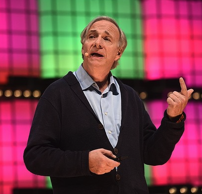 이러한 불확실성 속에서 레이달리오는 균형 잡힌 포트폴리오의 중요성을 강조하며, 특히 비트코인과 금을 안전 자산으로 주목하고 있습니다. 그는 달러가 평가 절하될 가능성을 고려할 때, 비트코인과 금이 대안이 될 수 있다고 말합니다.