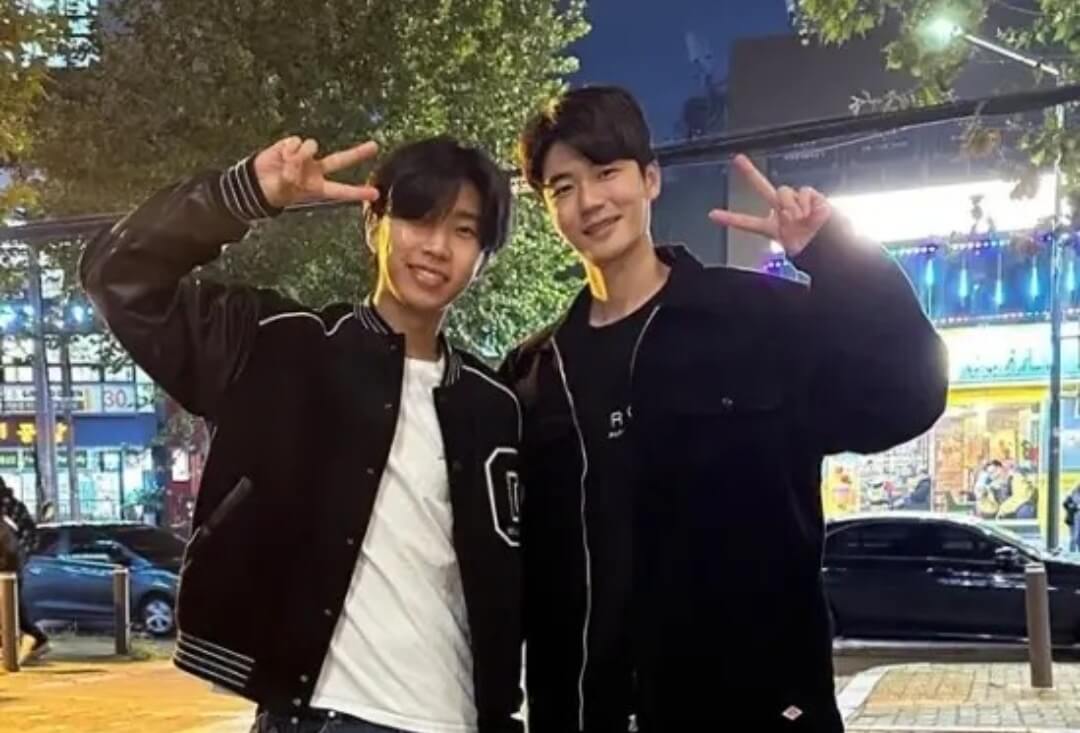 손가락으로-V하고있는-가수-임영웅과-축구선수-기성용