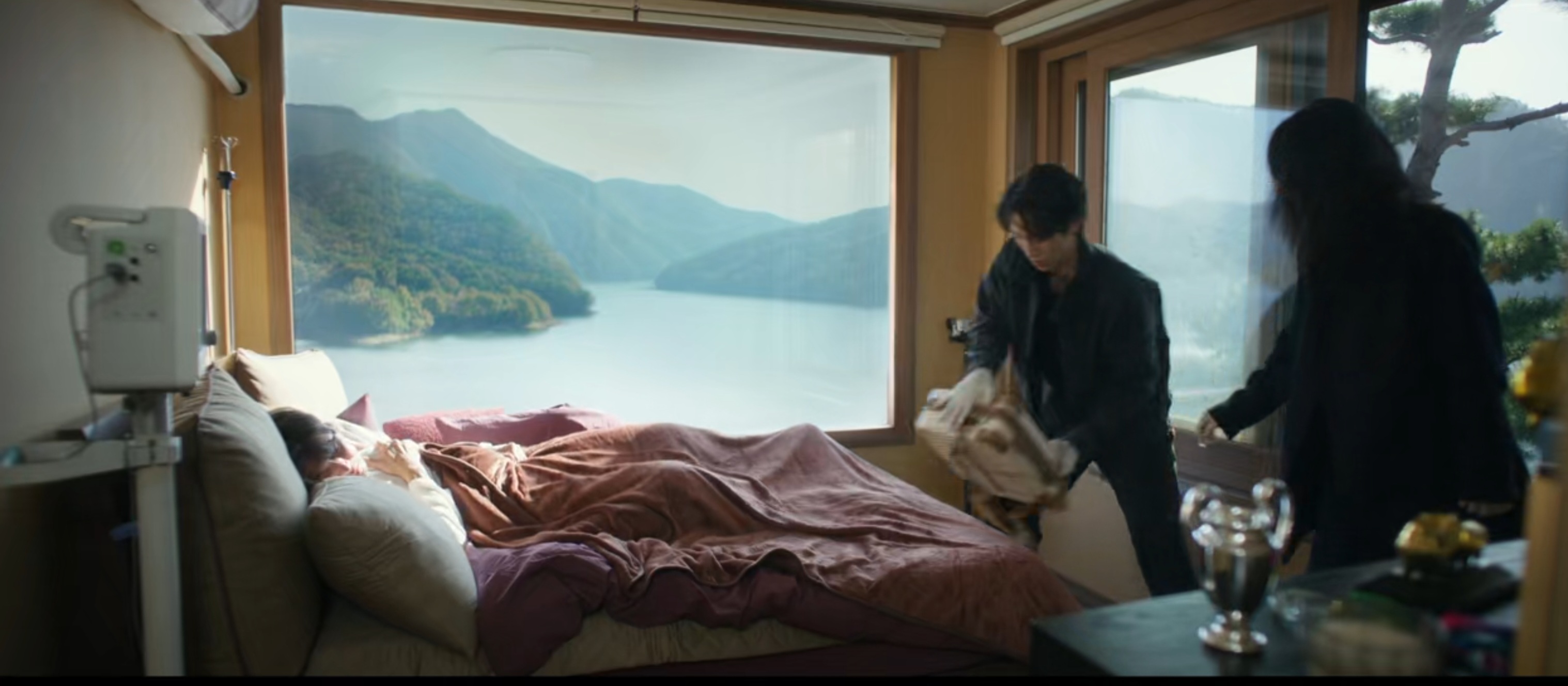 드라마 속 옥천 호수가 보이는 실내