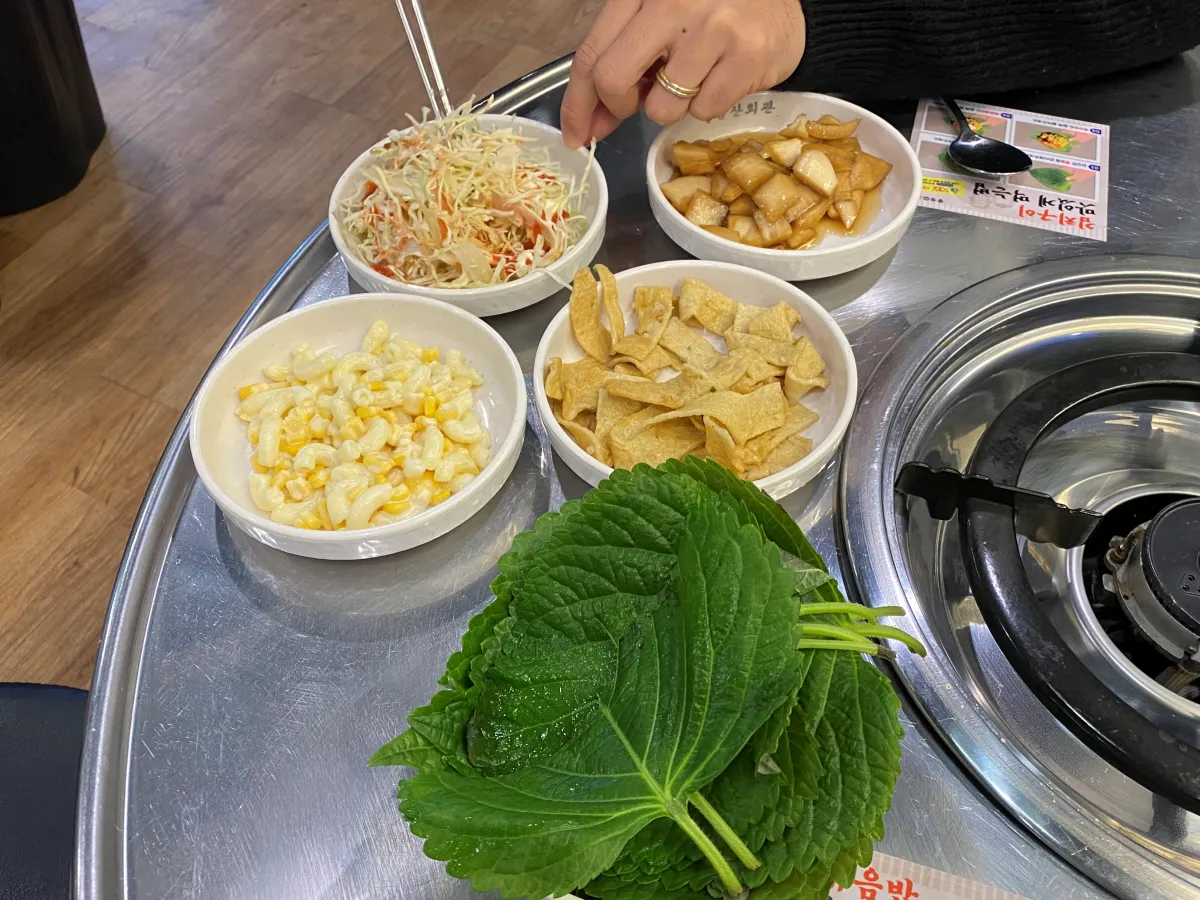 테이블-위에-놓여있는-다양한-반찬들