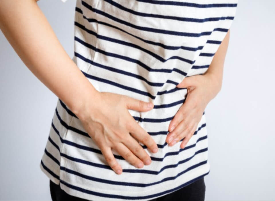 생리통으로 복부를 만지는 사진