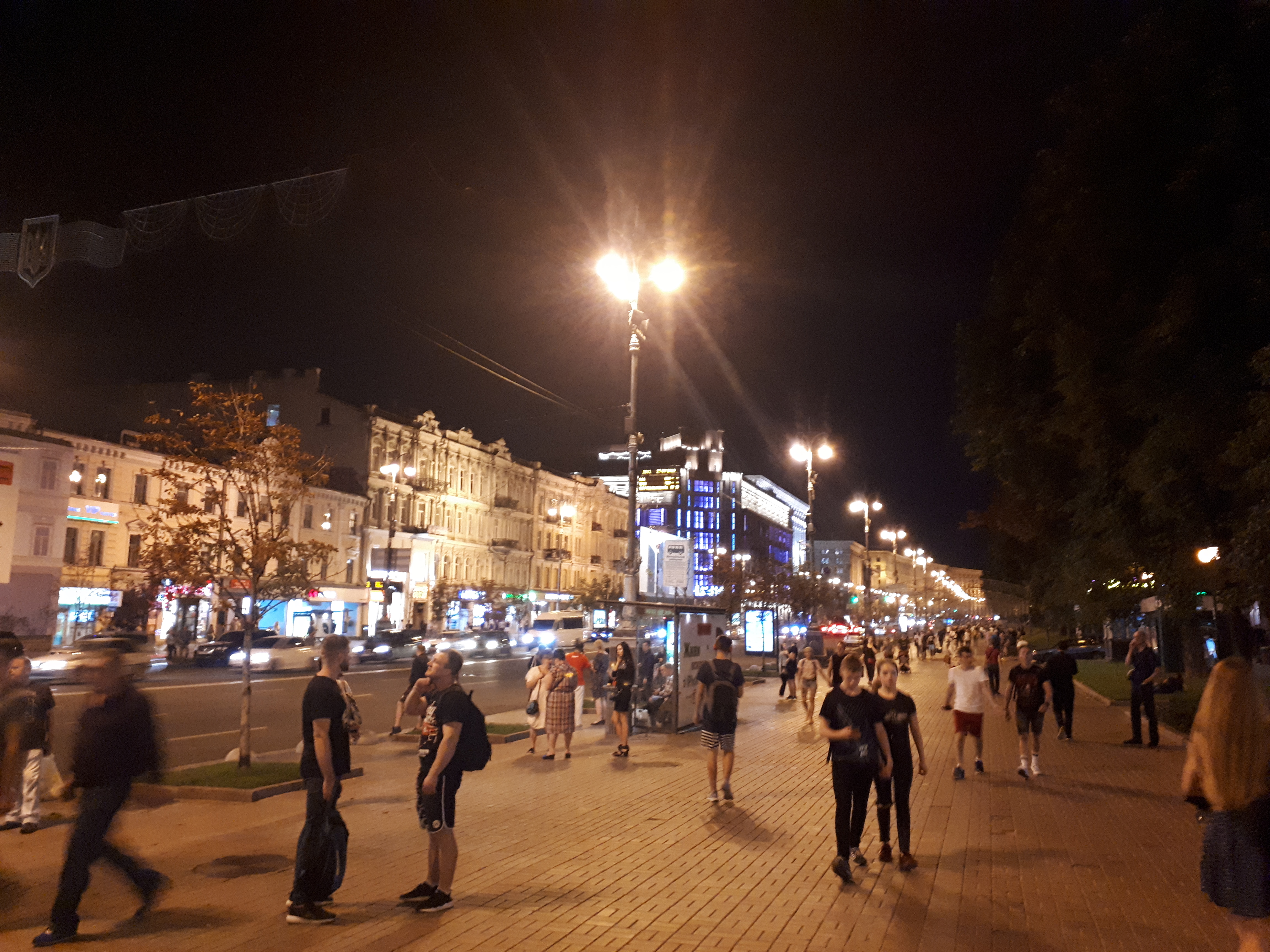 우크라이나 키이우 해가 진 후의 사람들