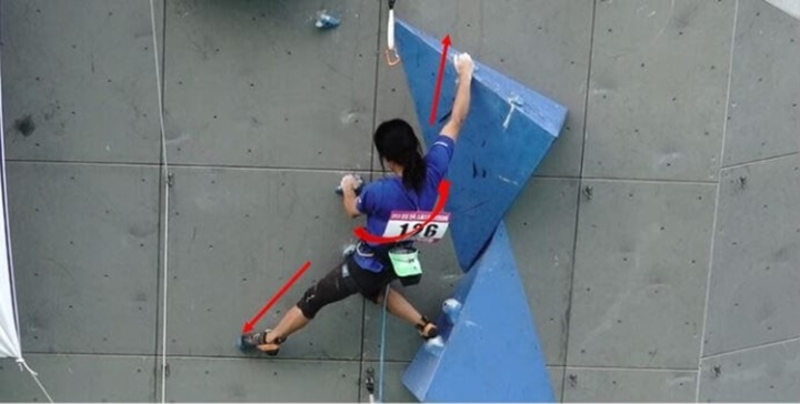 한 선수가 회전력을 사용하여 아웃사이드 스텝 동작을 하고 있다.