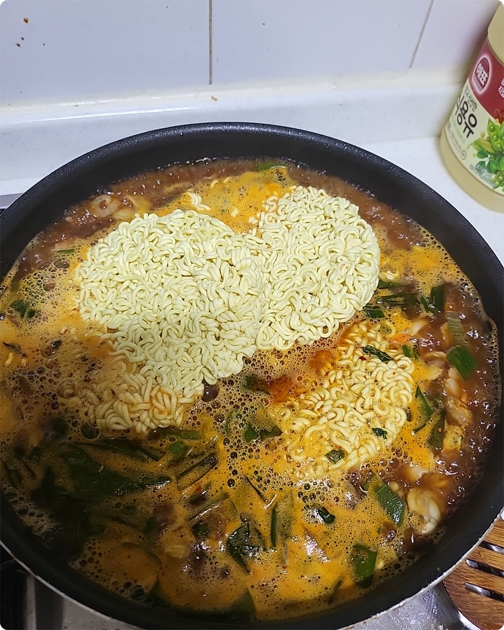 면을 넣고 끓여주기