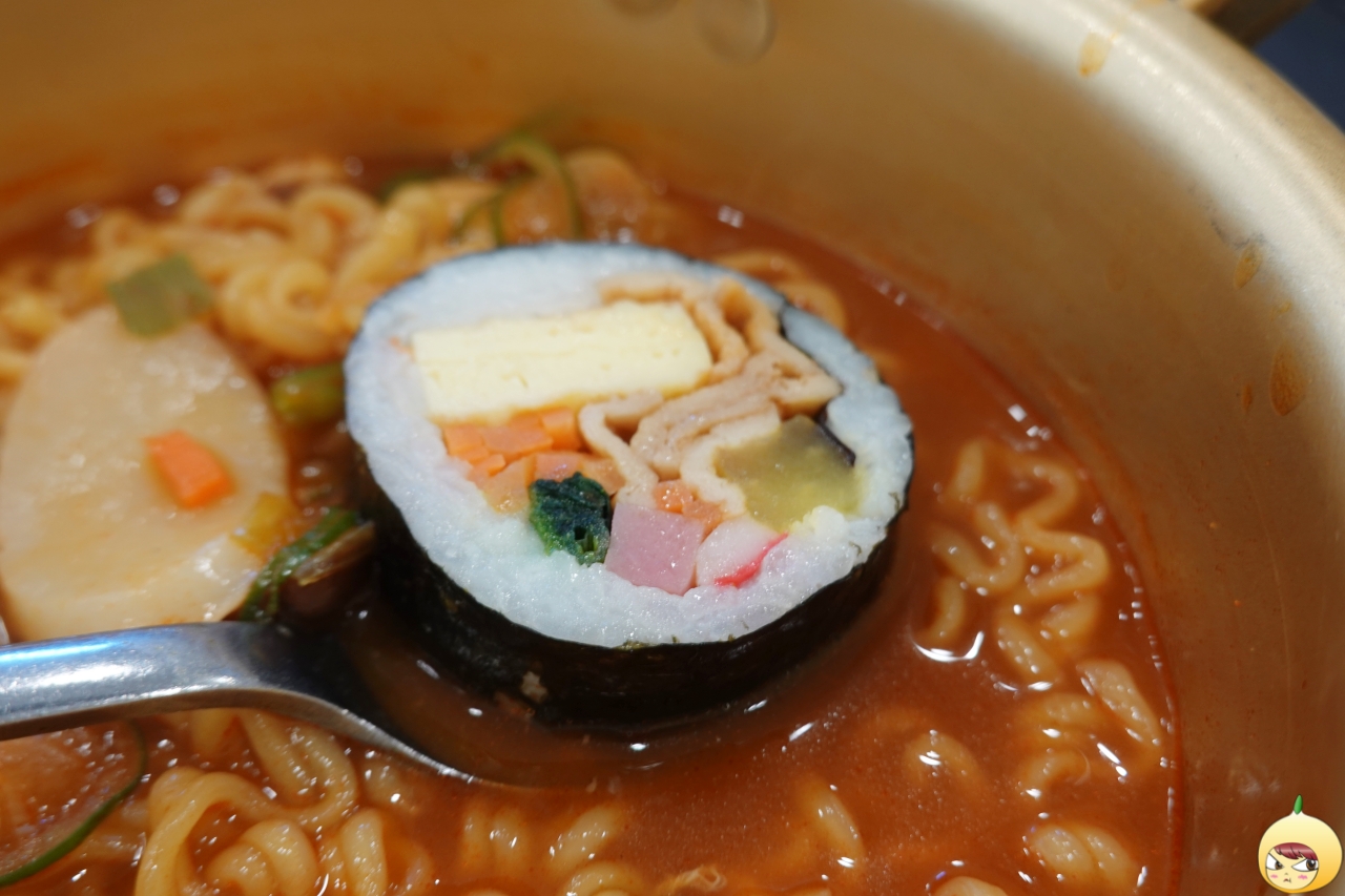 김밥을 라면 국물에 풍덩
