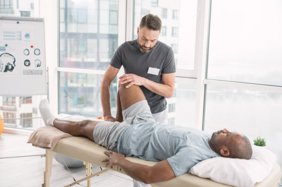 치료사와 재활치료 중인 환자