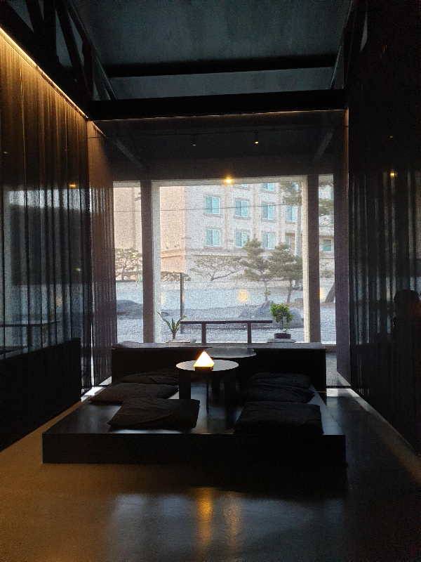 검은색 평상위에 방석과 테이블이 놓인 좌식형