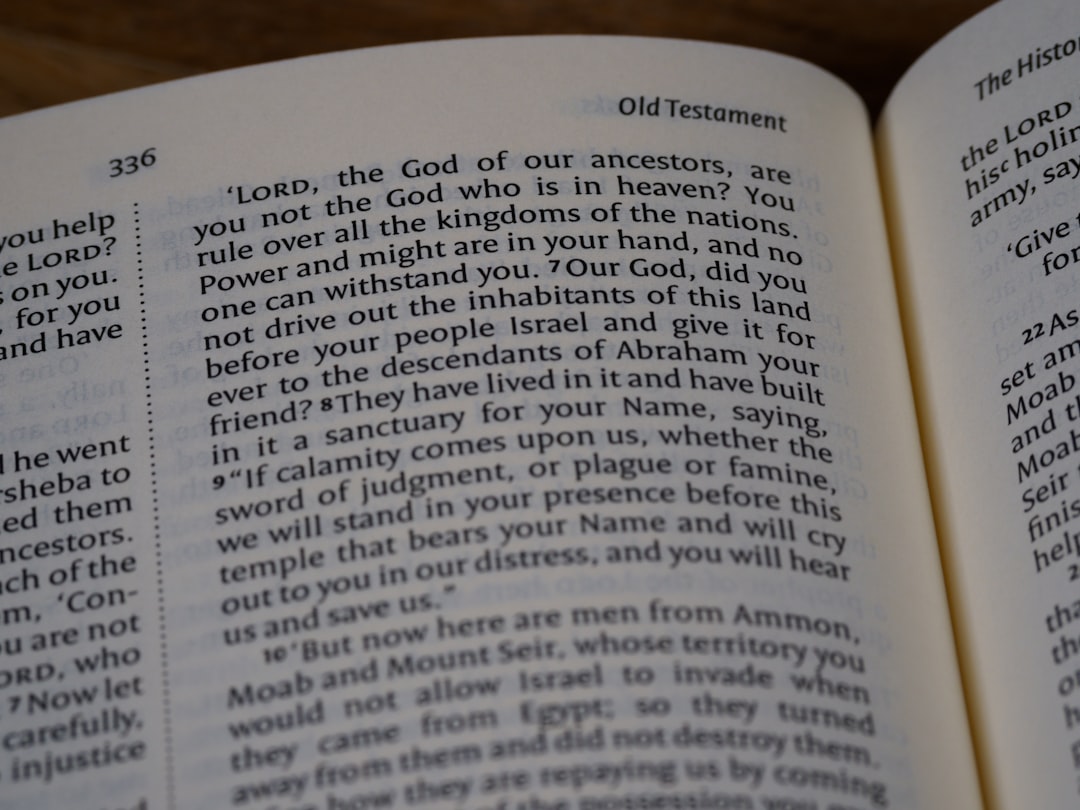 '신의한수'의 핵심 단어인 '신'을 영어로 번역하면 'God'입니다.