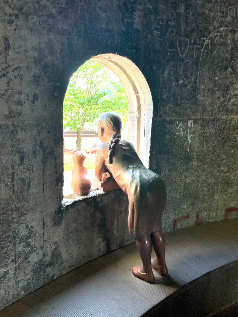 화본역 급수탑 실내 소녀와 고양이 