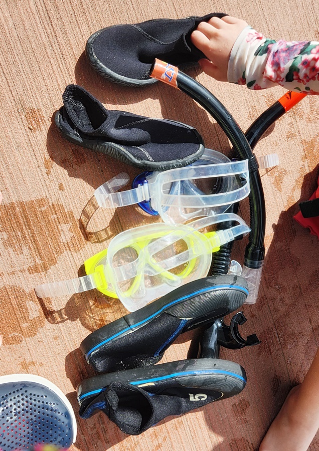 대여한 스노우쿨링 안경과 아쿠아슈즈