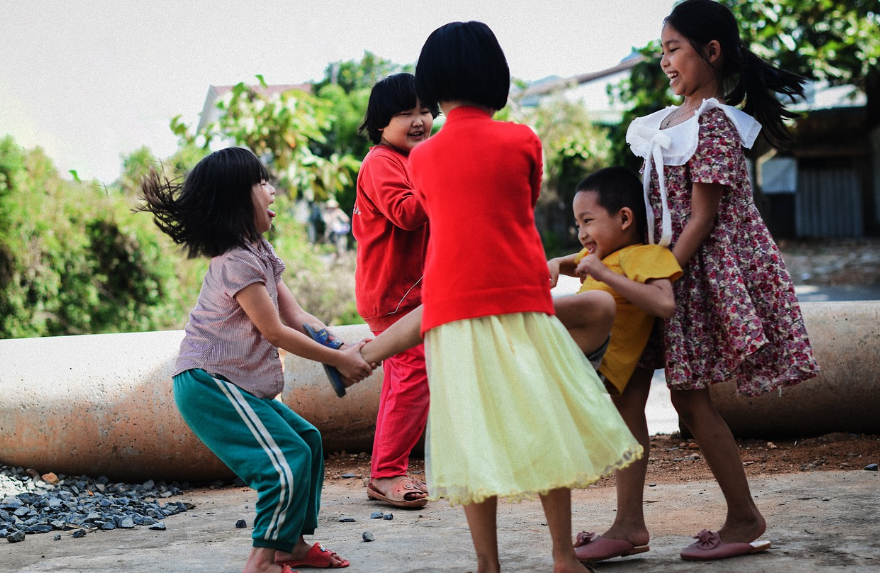 뛰어노는 아이들