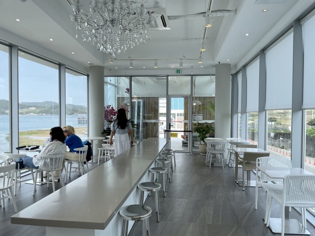 긴-테이블도-바다를-바라보기에-편하고-인상적이었습니다.