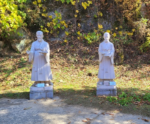 왼쪽은 푸르티에 신부, 오른쪽은 프티니콜라 신부 상입니다.